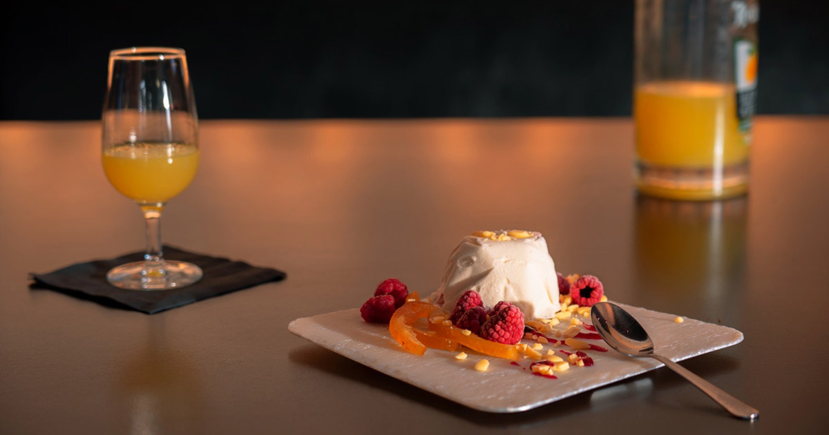 Tartufo artigianale al Cioccolato Bianco con essenza di Limone di Rocca Imperiale IGP con cuore di crema morbida ai lamponi