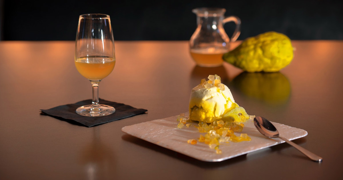 Tartufo artigianale al Cedro Liscio Diamante con cuore di purea morbida e canditi al cedro