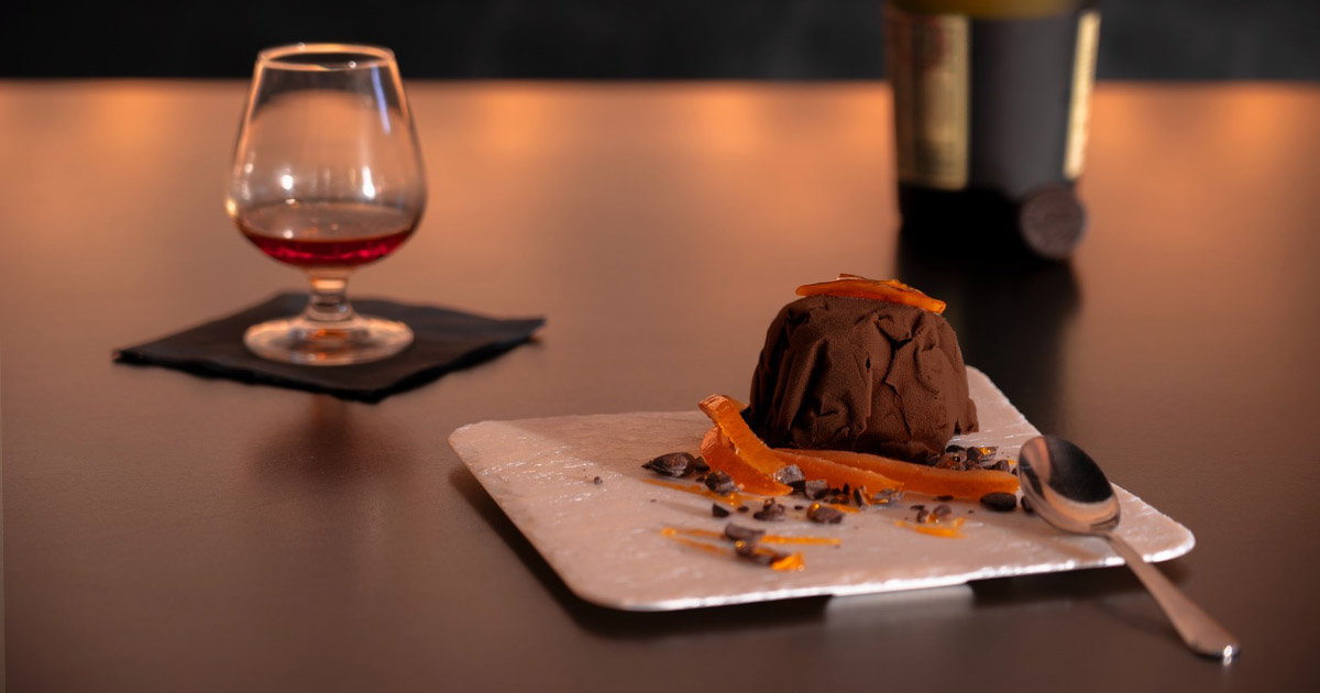 Tartufo artigianale al cioccolato fondente Grand Cru al cuore di rum e fiori d'arancio