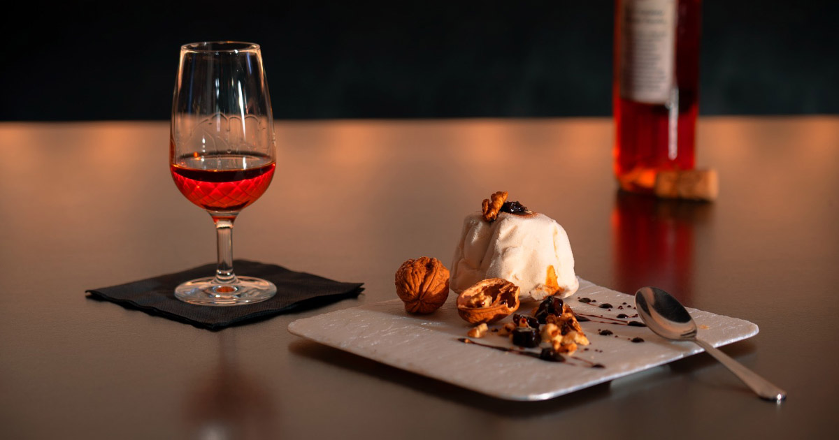 Tartufo artigianale alla Noce di Sorrento IGP con cuore di fichi caramellati e cotto di fichi di Calabria